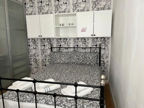 a bedroom with a bunk bed in a room at Lovely 2-bedroom apartment in Zone 2 London in London