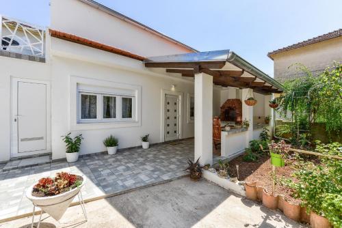 een huis met een pergola en een patio bij Apartment Yula in Zadar