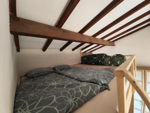 una camera con letto e soppalco di Apartment Liscia sea view, restaurant and supermarket 50m a Calcatoggio