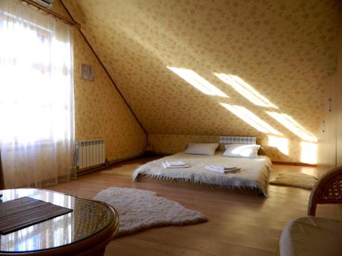 Un pat sau paturi într-o cameră la Slavyanskiy Club