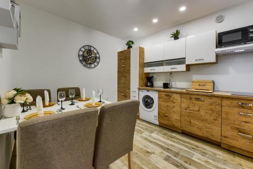 een keuken met een tafel en stoelen in een keuken bij Apartment Yula in Zadar