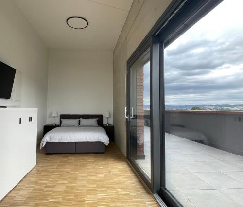 เตียงในห้องที่ CAMPUS CARRÉE - Modernes und zentrales Apartment in Kassel