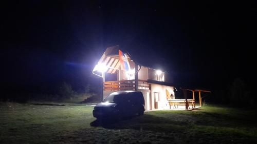 バイナ・バシュタにあるApartmani Orion-Taraの夜間の家の前に停車するバン