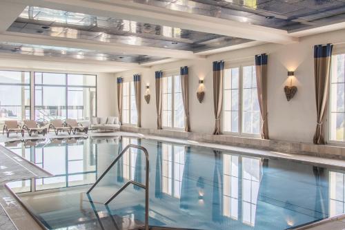 Bazén v ubytování Damülser Hof - Wellness & Spa Superior nebo v jeho okolí