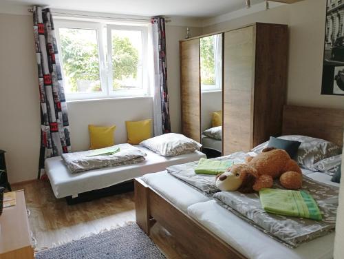 um quarto com duas camas com um ursinho de peluche em Ubytovanie na sukromí em Banská Štiavnica