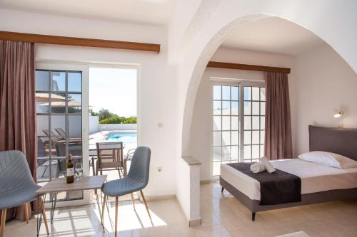 Ένα ή περισσότερα κρεβάτια σε δωμάτιο στο Anastasia Private Pool Apartment