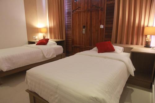 Łóżko lub łóżka w pokoju w obiekcie D'Camel Hotel Lembongan