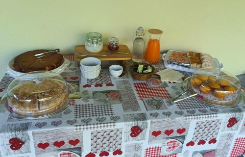een tafel met een cake en ander eten erop bij B&B Il Ghiro in Riolunato