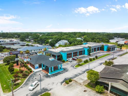 an overhead view of a small town with a parking lot at Garnet Inn & Suites, Morehead City near Atlantic Beach in Morehead City