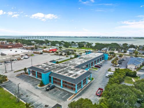 an overhead view of a building with a parking lot at Garnet Inn & Suites, Morehead City near Atlantic Beach in Morehead City