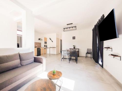 Photo de la galerie de l'établissement Fully renovated house only few minutes walk away from Ohama Beach, à Vierville-sur-Mer