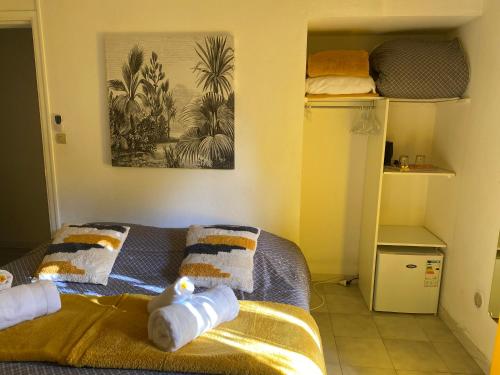 um quarto com uma cama com toalhas em Ti kaz bo - Chambre vanille chez l'habitant em Bras-Panon
