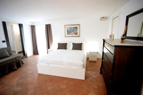 una camera con letto bianco e cassettiera di Palazzo Marletta Duomo Apartment a Catania