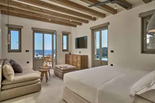 Postel nebo postele na pokoji v ubytování Ios Grand Pool Suites