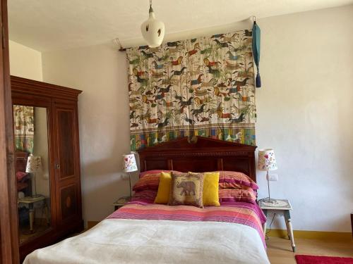 - une chambre avec un lit recouvert de tapisserie dans l'établissement Casa Della Luna, à Badia Tedalda