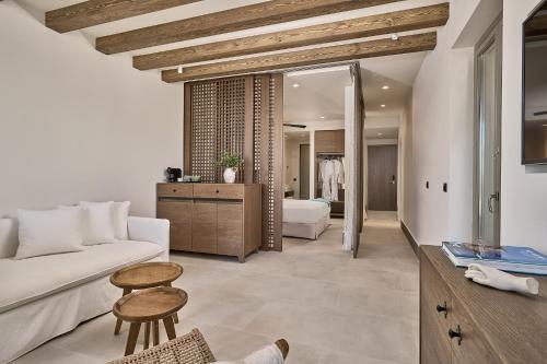 Posezení v ubytování Ios Grand Pool Suites
