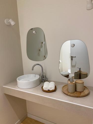 a bathroom with a sink and two mirrors on a counter at Superbe Grande Maison - Amis - Familles - Entreprises in Toulouse