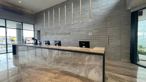 een lobby met een receptie in een gebouw bij Salinas Premium Resort 2/4 in Salinópolis