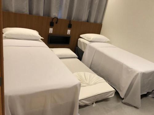 een groep van drie bedden in een kamer bij Salinas Premium Resort 2/4 in Salinópolis