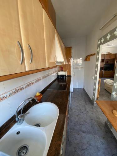 baño con lavabo blanco en una habitación en Casa Amparo CUARTO DE BAÑO REFORMADO Y TUBERÍAS NUEVAS, en Deltebre