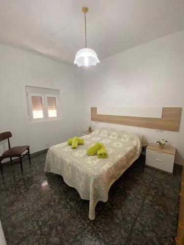 デルテブレにあるCasa Amparoのベッドルーム1室(黄色いタオルが付いたベッド1台付)