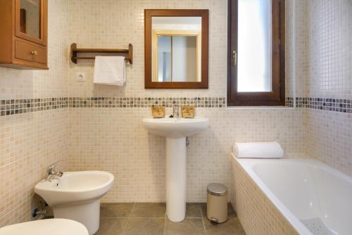 y baño con lavabo, aseo y bañera. en Alojamiento Villanua Pirineos en Villanúa