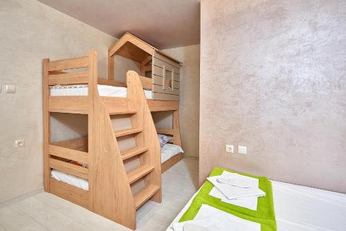 ポモリエにあるApartment Knjaz Borisの小さな客室で、二段ベッド1組、gmaxwell gmaxwell gmaxwellの二段ベッド1台が備わります。