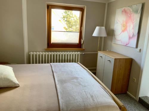 een slaapkamer met een groot bed en een raam bij Schwalbennest 