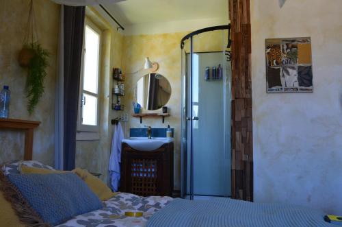una camera con letto e un bagno con lavandino di APARTMENT for RENT BETWEEN LAGO DI COMO AND LAKE LUGANO, IN THE VILLAGE OF LAINO a Laino