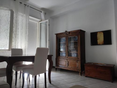 a dining room with a table and a wooden cabinet at Mi casa es su casa in Cividale del Friuli
