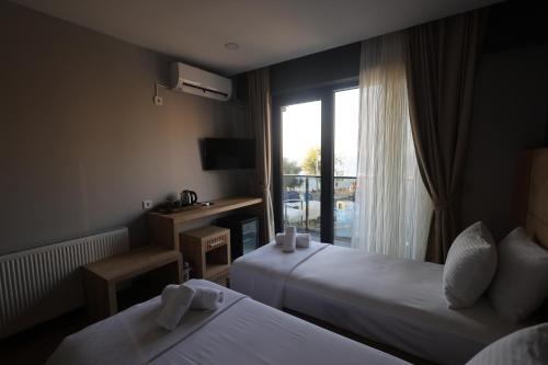 Un pat sau paturi într-o cameră la Taşliman Otel