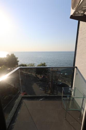 a balcony with a view of the ocean at Taşliman Otel in Yalova
