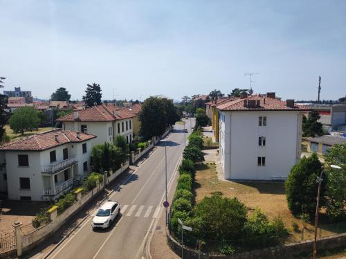 ulica miejska z białym samochodem jadącym drogą w obiekcie Mi casa es su casa w mieście Cividale del Friuli
