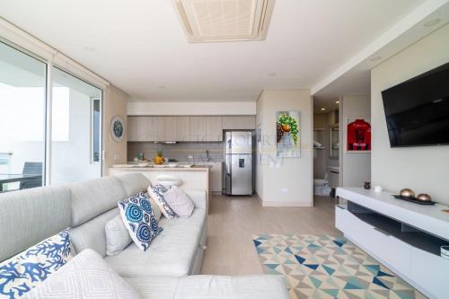 sala de estar con sofá y cocina en Martinique Cartagena, Beautiful 1 & 2 Bedroom Apartments, en Cartagena de Indias
