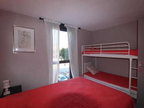 une chambre avec deux lits superposés et une fenêtre dans l'établissement 38m² Face à la mer, clim, WIFI, parking, piscine - 2⭐ - FR-1-472A-133, à Sète