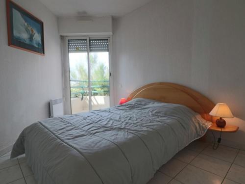 une chambre avec un lit, une lampe et une fenêtre dans l'établissement Spacieux 60m² 3⭐, terrasse piscine, proche plage - FR-1-472A-136, à Sète
