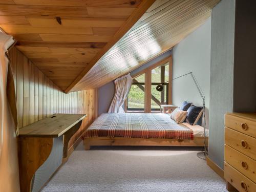 une chambre avec un lit et une fenêtre dans l'établissement Appartement Duplex Centre Courchevel 1850, Balcon, Parking et Casier à Skis - FR-1-564-12, à Courchevel