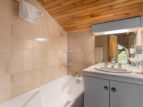 une salle de bain avec une baignoire et un lavabo dans l'établissement Appartement Duplex Centre Courchevel 1850, Balcon, Parking et Casier à Skis - FR-1-564-12, à Courchevel