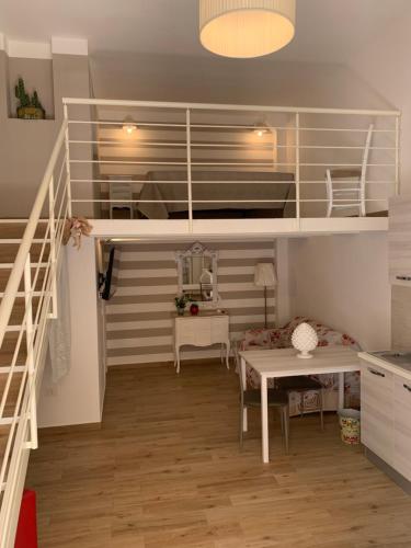 Cette petite chambre comprend des lits superposés et une table. dans l'établissement Denise Vacanze - Monolocali arredati, à Bagheria