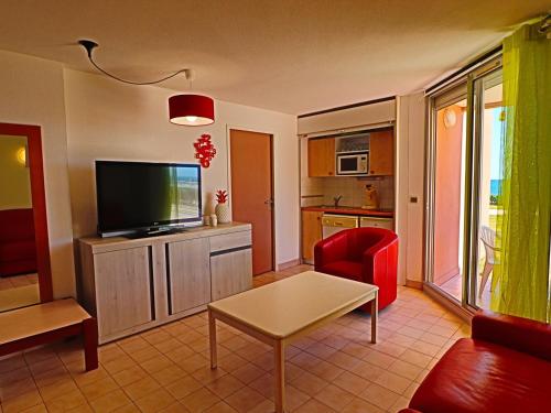 Rez-de-jardin avec accès piscine et mer, parking privé - FR-1-472A-141