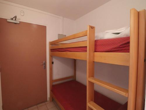 Cette petite chambre comprend 2 lits superposés et une porte. dans l'établissement Studio Cabine à Sète: Terrasse, Jardinet, Piscine et Parking Privé à Proximité de la Mer - FR-1-472A-141, à Sète