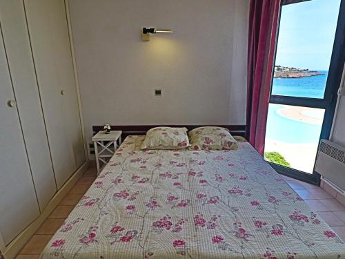 une chambre avec un lit avec vue sur l'océan dans l'établissement Appartement 2 pièces avec piscine et parking à Sète - FR-1-472A-147, à Sète
