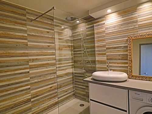 une salle de bain avec un lavabo et une douche en verre dans l'établissement Appartement climatisé, parking, face à la mer à Sète - FR-1-472A-150, à Sète