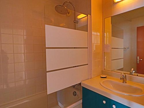 une salle de bain avec un lavabo et un miroir dans l'établissement Studio cabine climatisé 4 pers avec piscine et parking - FR-1-472A-134, à Sète