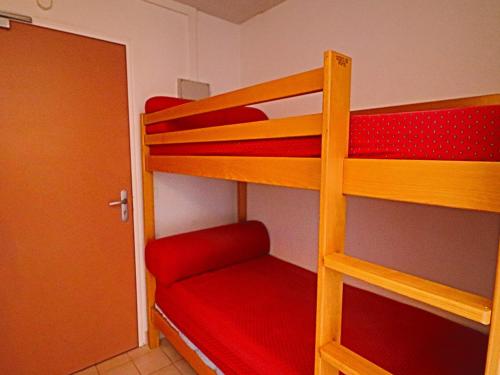 - 2 lits superposés dans une petite chambre avec une porte dans l'établissement Studio cabine climatisé 4 pers avec piscine et parking - FR-1-472A-134, à Sète