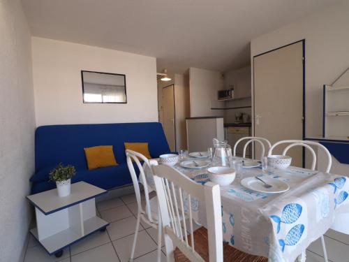 une salle à manger avec une table et des chaises et une cuisine dans l'établissement Appartement 2 pièces cabine pour 6 avec terrasse à Sète - FR-1-472A-164, à Sète