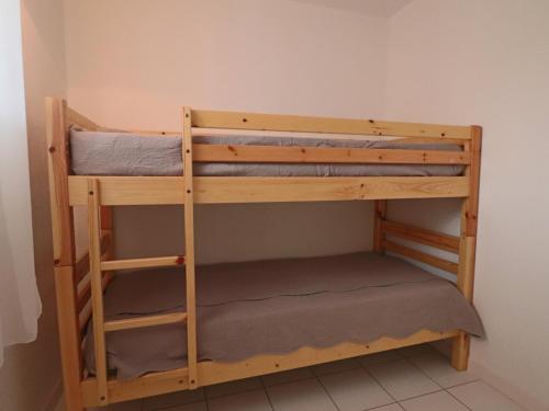 - deux lits superposés dans une chambre dans l'établissement Appartement 6 personnes avec terrasse et parking à Sète - FR-1-472A-165, à Sète