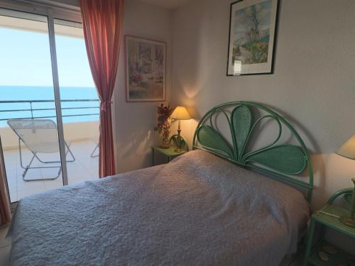 une chambre avec un lit avec vue sur l'océan dans l'établissement 2 pièces cabine climatisé avec terrasse à Sète - FR-1-472A-166, à Sète