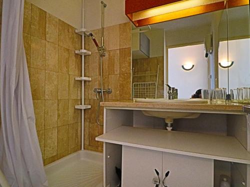 une salle de bain avec un lavabo et une douche dans l'établissement Agréable T2 Cabine pour 6 pers., terrasse, piscine et proche plage - FR-1-472A-177, à Sète