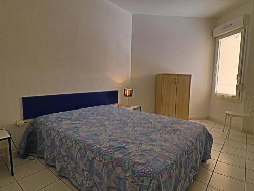 une chambre avec un lit et une fenêtre dans l'établissement Spacieux rez-de-jardin avec terrasse et accès direct à la piscine à Sète - FR-1-472A-171, à Sète